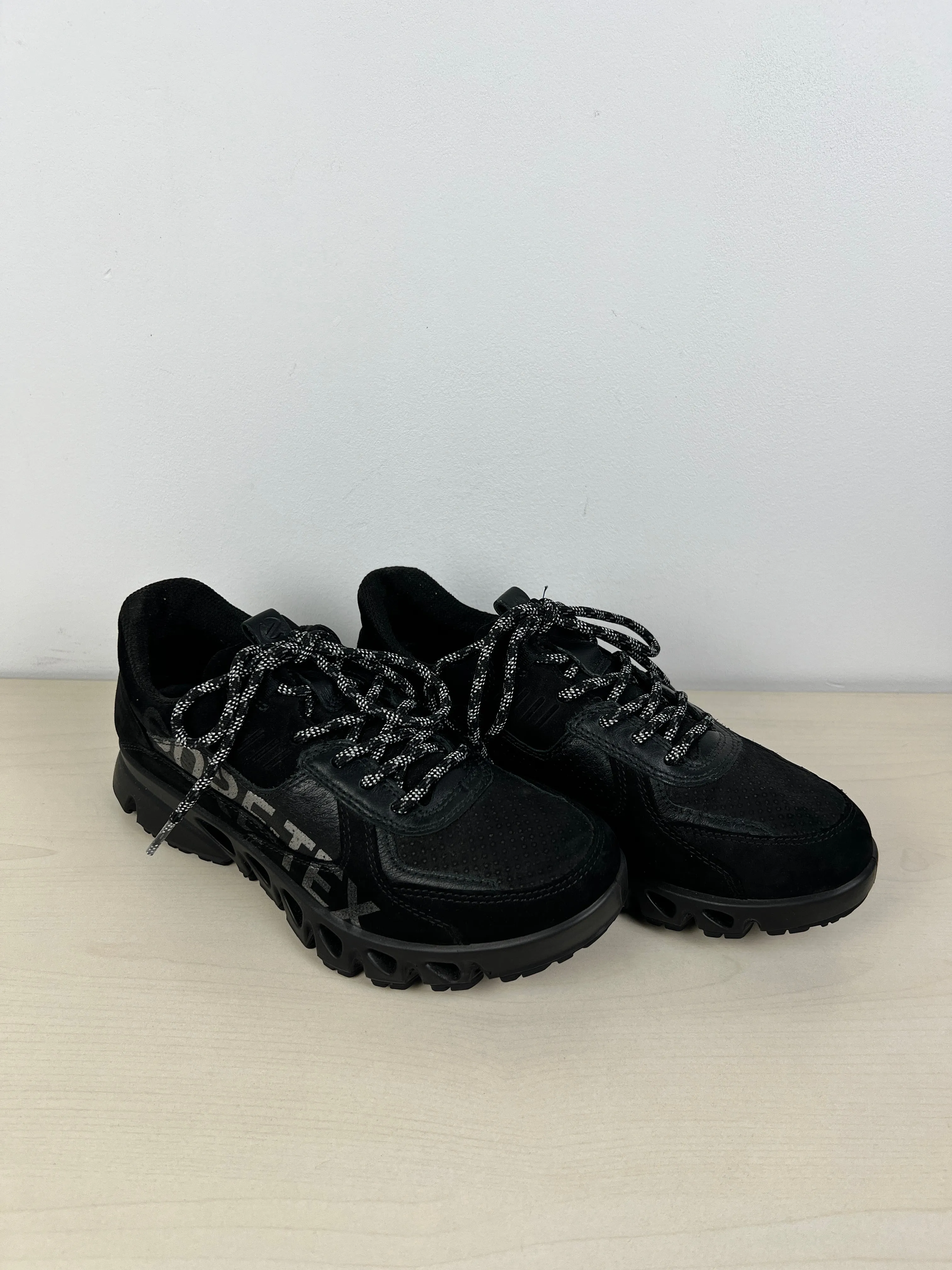 Black Shoes Hiking Ecco, Size 6