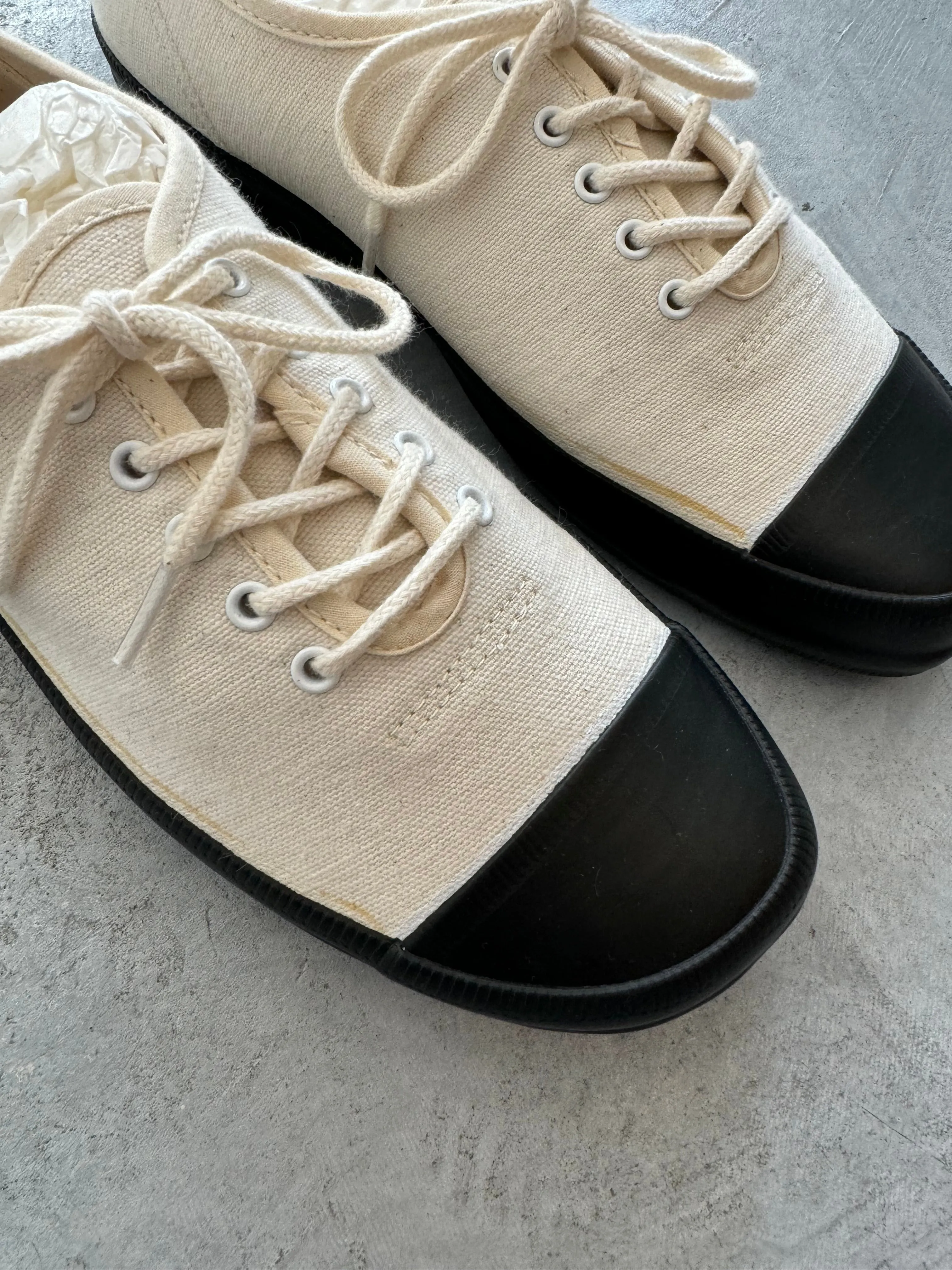 HOLECUT SNEAKERS