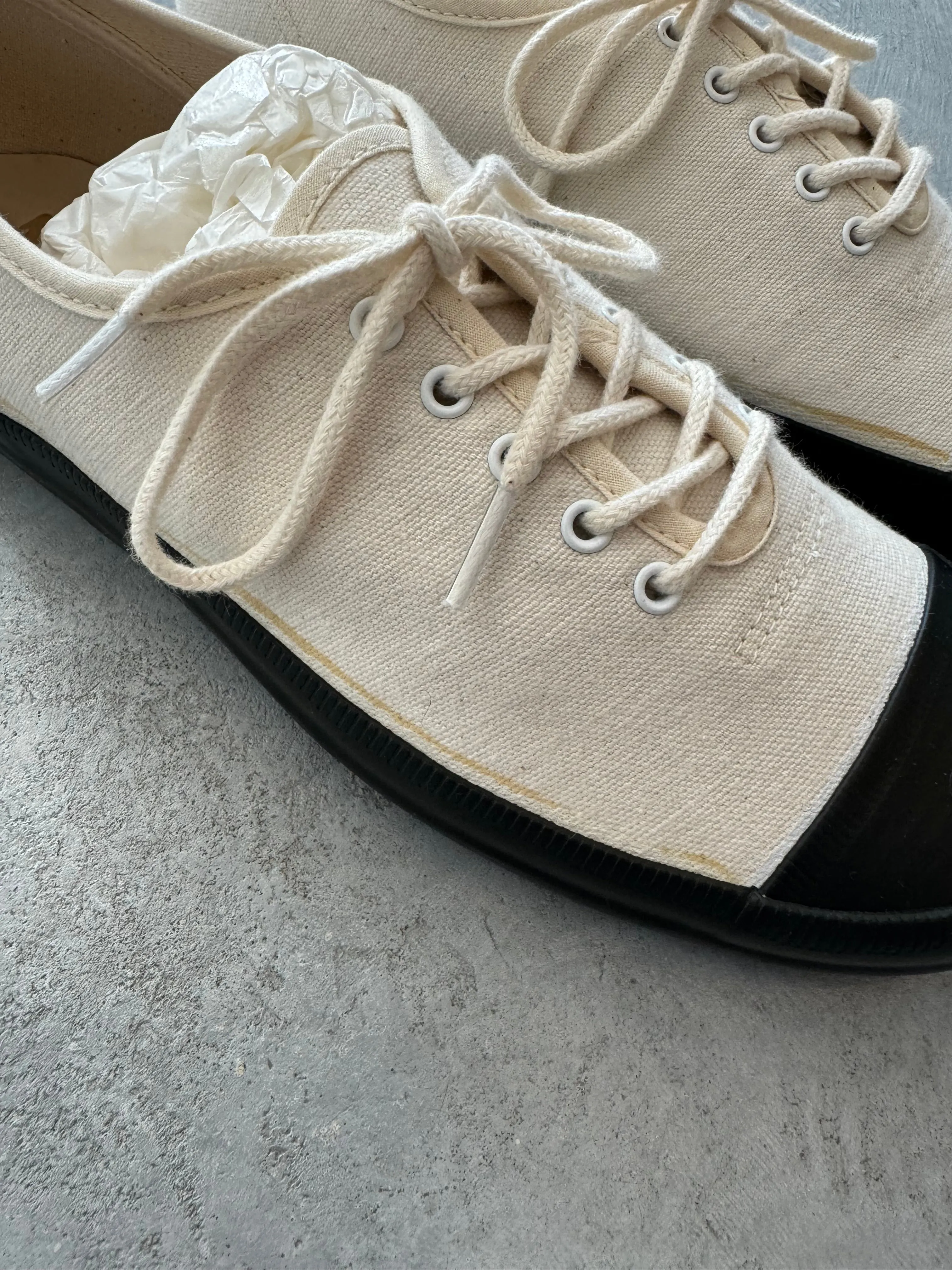 HOLECUT SNEAKERS